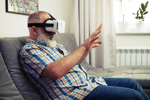 Starszy mężczyzna dotknąć czegoś w wirtualnej rzeczywistości — Zdjęcie stockowe