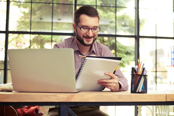 Homme d'affaires souriant prenant des notes — Photo