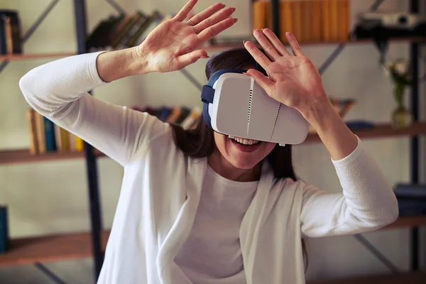 Γυναίκα που κρύβονται από κάτι χρησιμοποιώντας headse υψηλής τεχνολογίας εικονικής πραγματικότητας — Φωτογραφία Αρχείου