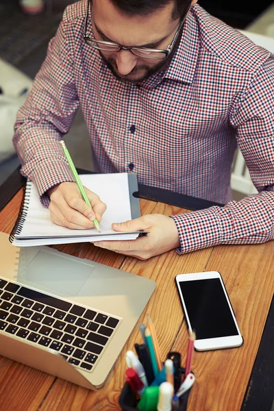 Top van weergave van een werkende zakenman die aantekeningen — Stockfoto