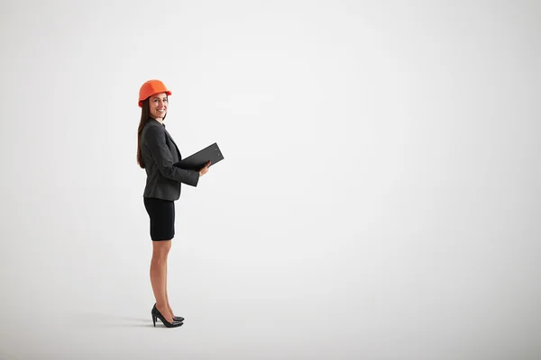 Mujer en desgaste formal y materiales de celebración casco de construcción i — Foto de Stock