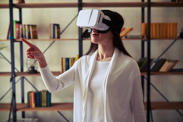 Donna toccare qualcosa utilizzando occhiali realtà virtuale — Foto Stock