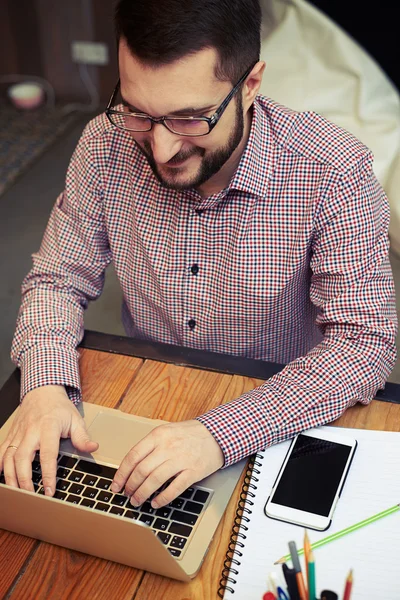 Top van weergave van een werkende zakenman die typen op zijn laptop — Stockfoto