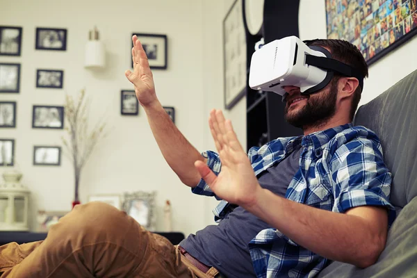 Joven tratando de empujar algo usando vidrio de realidad virtual — Foto de Stock