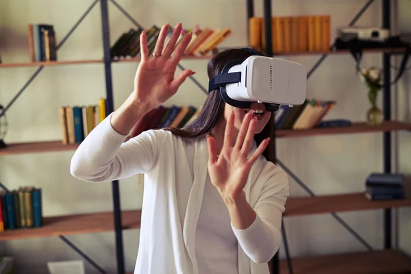 Nő megpróbálja nyomja valami, virtuális valóság gla viselése — Stock Fotó