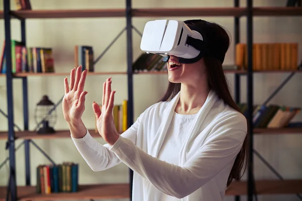 Giovane ragazza con i capelli lunghi indossando occhiali VR — Foto Stock