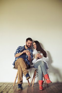 Kadın bir şey smartphone üzerinde gösterilen adam