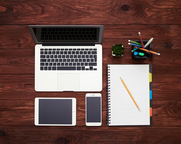 Gadgets en laptop op tafel — Stockfoto