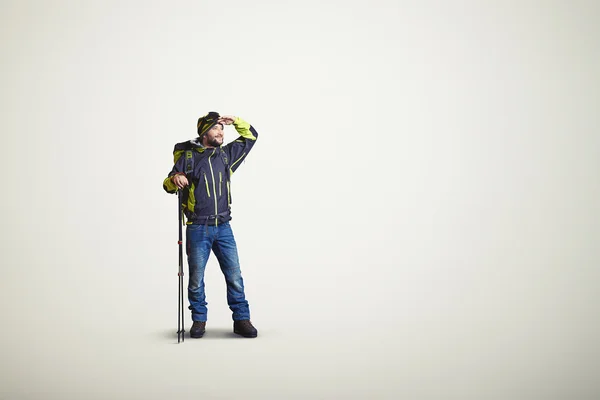 Man dragen winterkleren en op zoek weg — Stockfoto