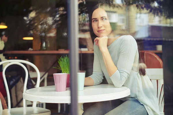 Ung flicka väntar på någon i caféet — Stockfoto