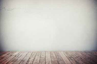 Çatlaklar ve doğal kahverengi ahşap zemin ile gri duvar