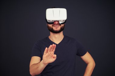 Adam sanal gerçeklik sağ eliyle bir şey dokunun