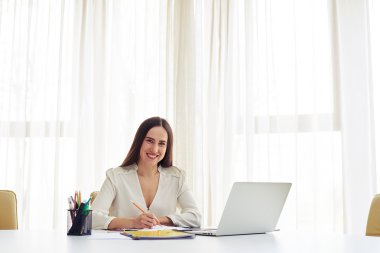 Gülümseyen kadın bir yastık bazı veri yazma ve doğrudan bakarak