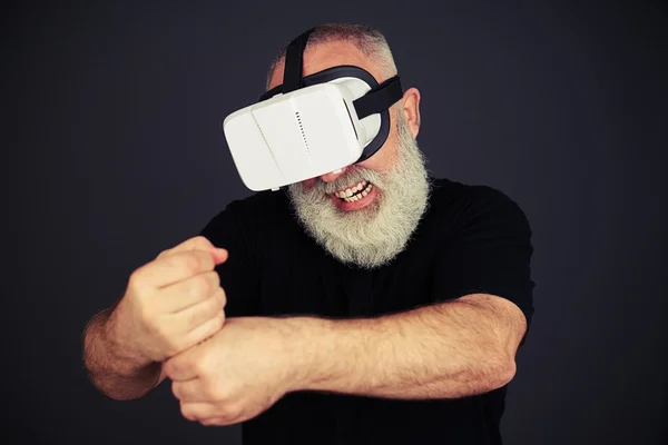 Senior férfi clenches ő ököllel a virtuális valóság — Stock Fotó