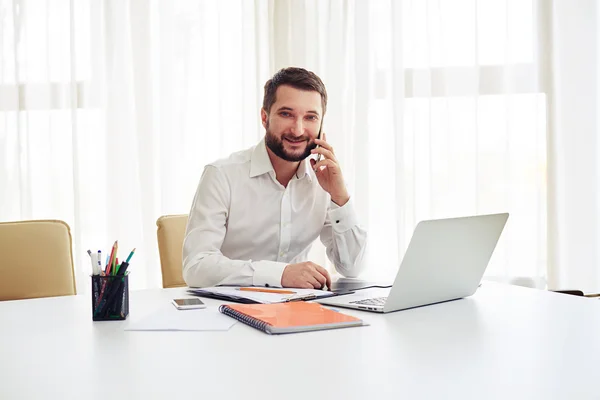 현대 흰색 사무실에서 스마트 폰에 말하는 남자 — 스톡 사진