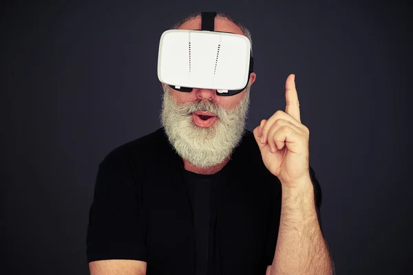 Starszy mężczyzna miał pomysł w wirtualnej rzeczywistości — Zdjęcie stockowe
