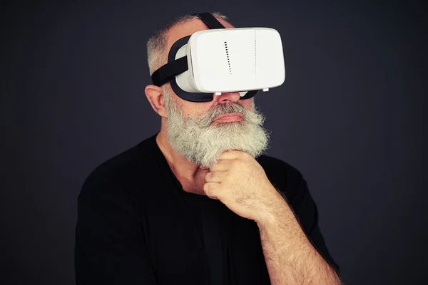 Senior denkt über etwas in virtueller Realität nach — Stockfoto