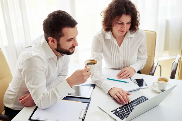 Man och kvinna team som arbetar på kontoret — Stockfoto