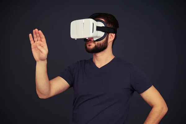 Jeune homme essayant de pousser quelque chose portant le verre de réalité virtuelle — Photo