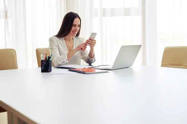 Junge Frau telefoniert im modernen, geräumigen Büro — Stockfoto
