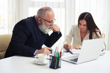 İş adamları birlikte bir proje üzerinde çalışıyor