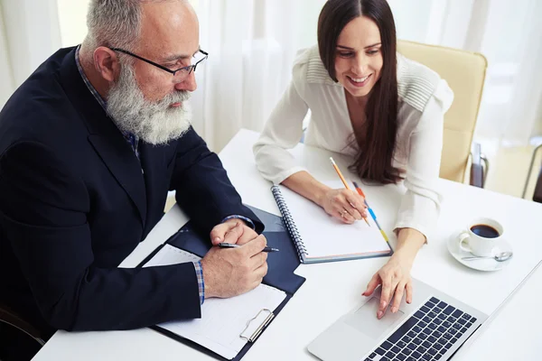 Geschäftsfrau und Geschäftsmann arbeiten gemeinsam im Büro — Stockfoto