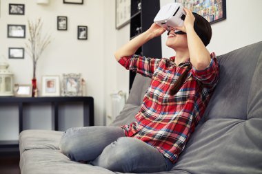 Sanal gerçeklik kulaklık gözlük tutan kadın