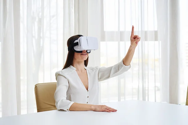 Жінка вказує пальцем під час перегляду чогось в VR — стокове фото