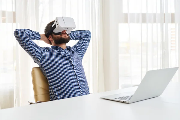 Junger schöner Mann entspannt sich in virtueller 3D-Brille — Stockfoto