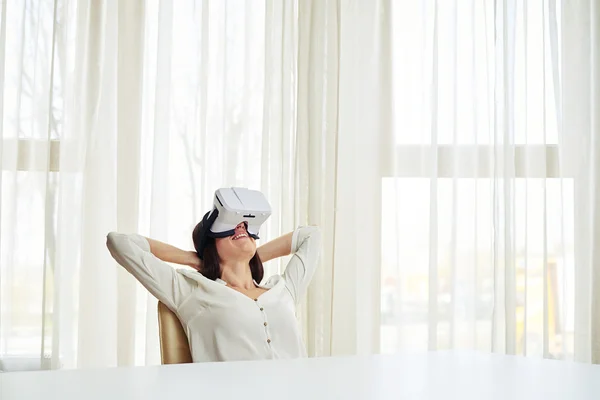Giovane donna in occhiali realtà virtuale con le mani poggiate su — Foto Stock