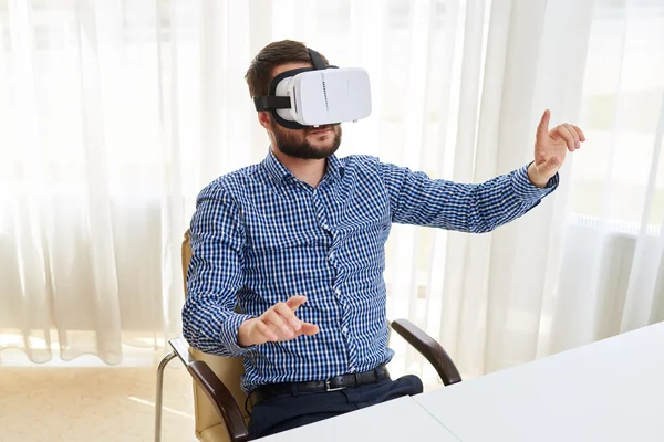 Giovane uomo sta inquadrando qualcosa con le dita in realtà virtuali — Foto Stock