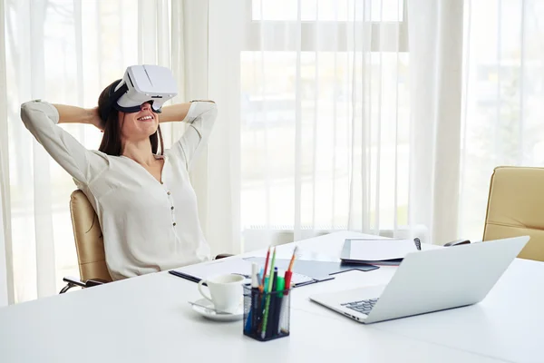 Young pretty woman is relaxing in virtual reality — Stock Photo, Image