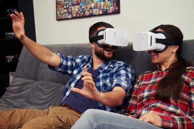 Sanal gerçeklik gözlükleriyle kadına bir şeyler açıklayan bir adam