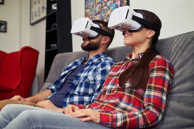 Sanal gerçeklik gözlüğü çift evde bir şey izlerken