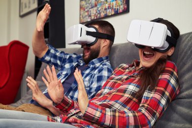 Sanal gerçeklik gözlüğü çift vi gördükleri ile şok