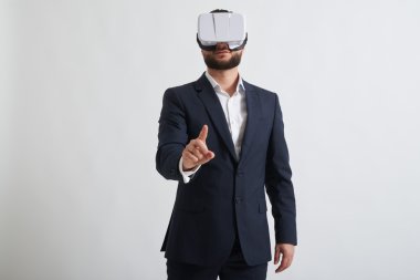 Sanal gerçeklik gözlüğü ile işadamı yakın çekim yapmaya çalışan