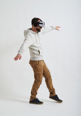 Adam sanal gerçeklik gözlük onun adım umurunda