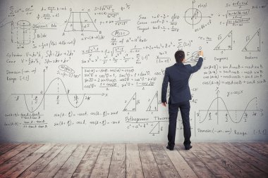 Adam çözüm matematiksel görevlerin duvarda yazıyor