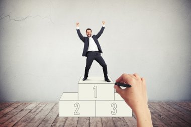 İş takım boyalı kaide üzerinde gülümseyen adam