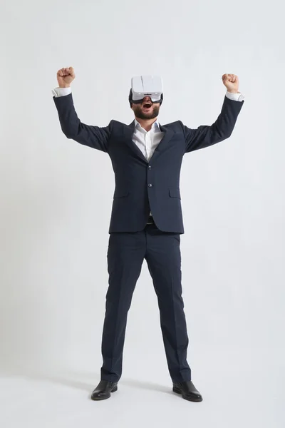 Бізнесмен у окулярах віртуальної реальності відчуває себе радісним — стокове фото