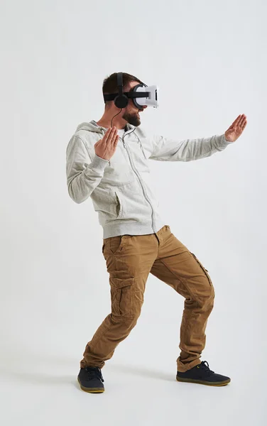 Człowiek walczy w wirtualnej rzeczywistości 3D — Zdjęcie stockowe