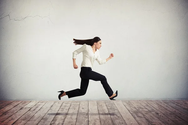 Femme d'affaires dans l'usure formelle courir et sauter — Photo