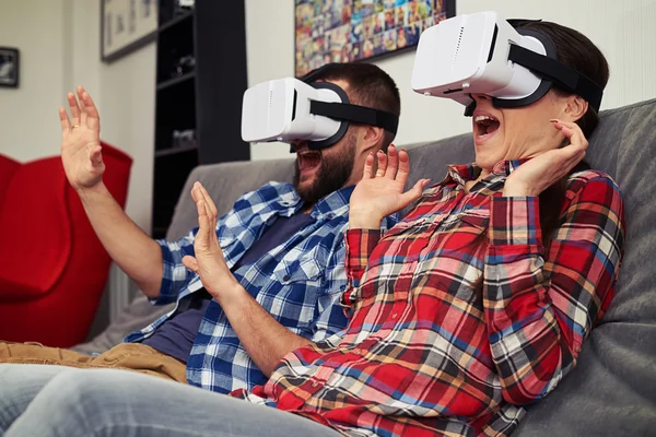 Пара боїться використовувати білі окуляри віртуальної реальності — стокове фото