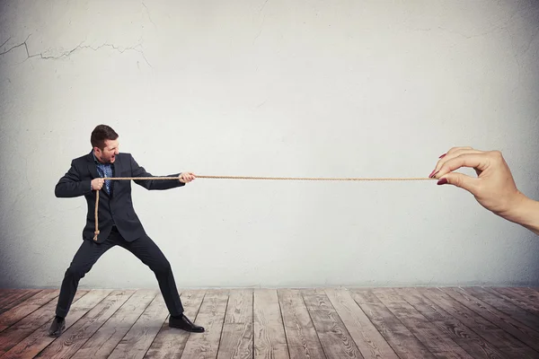 Man in business suit is pulling the rope — Stock Photo, Image