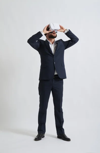 Empresário usa óculos de realidade virtual — Fotografia de Stock