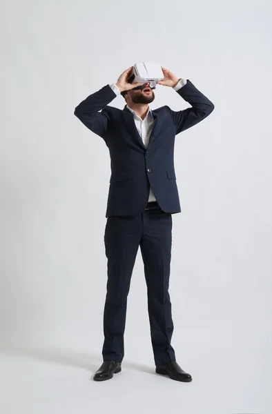 Businessman uses virtual reality glasses — Stock Photo, Image