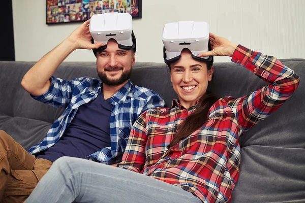 Ζευγάρι με εικονικά γυαλιά κεφαλής εικονικής πραγματικότητας στην κορυφή των κεφαλών — Φωτογραφία Αρχείου