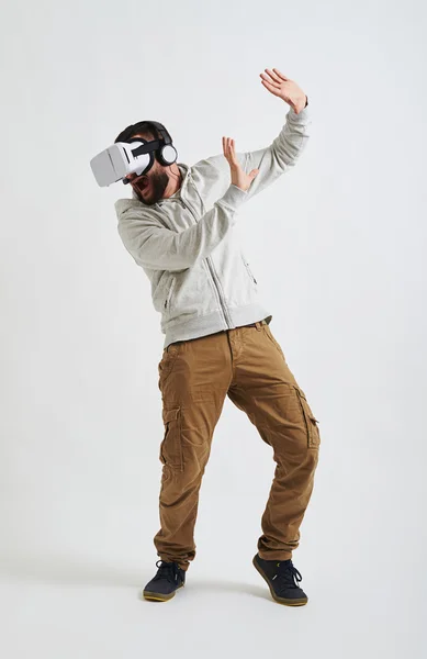 Man looks scared in virtual reality glasses — Stock Photo, Image