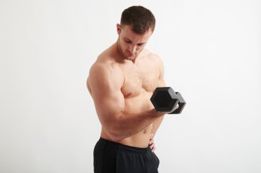 Çıplak göğüslü atletik adam bir halter kaldırıyor