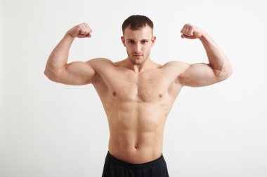 Çıplak göğüslü adam beyaz arka plan üzerinde izole pazı gösteren